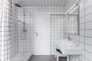 Un baño de GuestReady - Innvict Residences