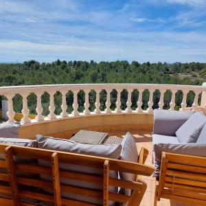 einen Balkon mit Stühlen und Kissen auf dem Dach in der Unterkunft Buena Vista in L'Ametlla de Mar
