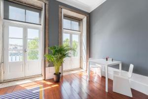 a white room with a table and a plant at GuestReady - Innvict Residences in Porto