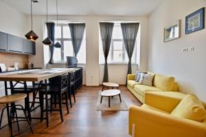 Il dispose d'une cuisine et d'un salon avec un canapé et une table. dans l'établissement Modern apartment with 2 bedrooms near Arena, à Pula