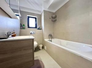 Ένα μπάνιο στο Luxury Alice studio