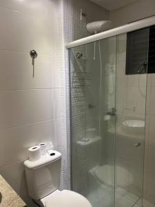 een badkamer met een toilet en een glazen douche bij Flat espetacular Flamboyant 2 in Goiânia