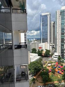een uitzicht op de stad vanuit een gebouw bij Flat espetacular Flamboyant 2 in Goiânia