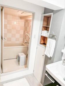 een badkamer met een douche, een toilet en een wastafel bij ゲストルーム上野桜木(上野駅and日暮里駅) in Tokyo