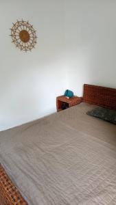 Un dormitorio con una cama con una manta. en Kalksee Haus 77A, en Woltersdorf