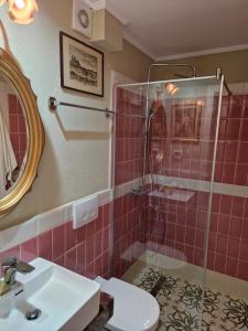 y baño con lavabo y ducha. en CASA IANUȘ, en Breaza