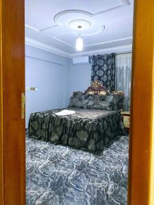 - une chambre avec un lit dans l'établissement FARLEYVETTE GUEST HOUSE, à Yaoundé