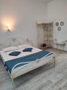 a bedroom with a large bed with blue pillows at Bedaleyl in Piteşti