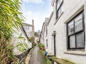 a narrow alleyway between two white houses at 3 Bed in Mousehole 81271 in Mousehole