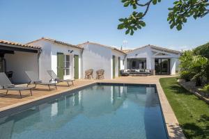 Πισίνα στο ή κοντά στο Maison d'architecte familiale avec piscine chauffée au calme