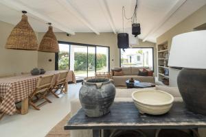 Χώρος καθιστικού στο Maison d'architecte familiale avec piscine chauffée au calme