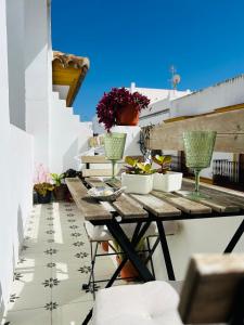 a patio with a table and chairs on a balcony at Apartamento Gades Conil C in Conil de la Frontera