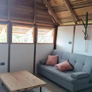 sala de estar con sofá y mesa en La Posada del Gecko, en Capurganá