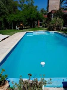 uma grande piscina azul num quintal em Casa del bosque em Benavídez