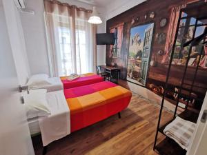 um quarto com uma cama colorida e uma janela em La Finestra Sul Mondo B&B em Roma