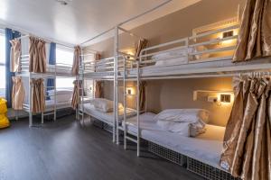 Postel nebo postele na pokoji v ubytování Book A Bed Hostels