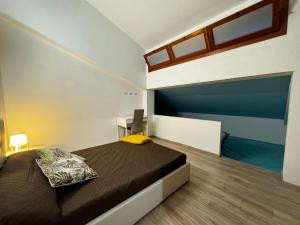 - une chambre avec un lit et un bureau dans l'établissement Art Villa del Poggio, à Capoterra