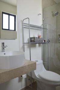 Vonios kambarys apgyvendinimo įstaigoje Home with Zibata Golf Club Access 24hr Security