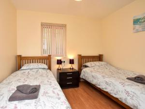 2 camas individuales en un dormitorio con ventana en 2 bed property in Bala 86964, en Llandderfel