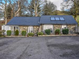 a stone house with a solar roof on a driveway at 2 bed property in Bala 86964 in Llandderfel