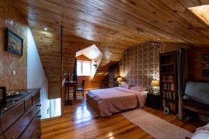 1 dormitorio con 1 cama en una habitación de madera en LX Townhouse Ideal for Big Groups. Prime Location Top Street, en Lisboa