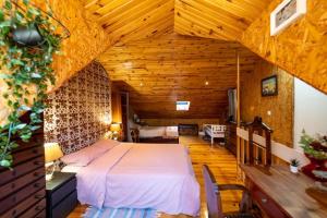 1 dormitorio con 1 cama en una habitación de madera en LX Townhouse Ideal for Big Groups. Prime Location Top Street en Lisboa