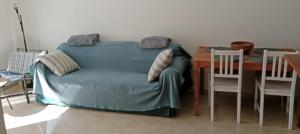 a living room with a couch and a table with chairs at Cal Sol in Calafell