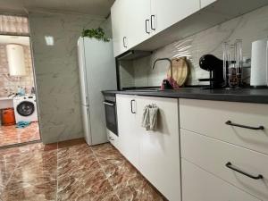 Kuchyň nebo kuchyňský kout v ubytování Piso Grande Amplio para grandes grupos 4 Dormitorios 2 baños,Asc 4AC y WIFI