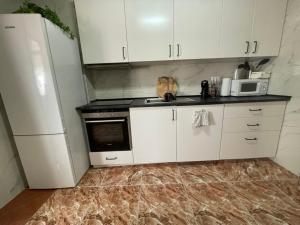 Kuchyň nebo kuchyňský kout v ubytování Piso Grande Amplio para grandes grupos 4 Dormitorios 2 baños,Asc 4AC y WIFI