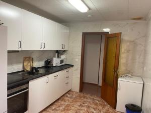 Kuchyň nebo kuchyňský kout v ubytování Piso Grande Amplio para grandes grupos 4 Dormitorios 2 baños,Asc 4AC y WIFI