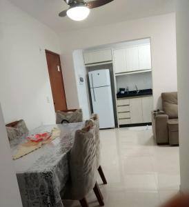 a kitchen and dining room with a table and chairs at Apartamento com otima localizacao em Itajai SC in Itajaí