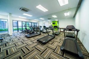 Fitness centrum a/nebo fitness zařízení v ubytování 金海湾@Danga Bay温馨舒适海景套房三房三厕6-12人适合家庭入住