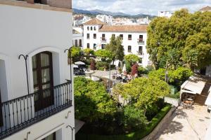 - une vue depuis le balcon d'un bâtiment dans l'établissement Hostal Boutique La Malagueña - Only Adults, à Estepona