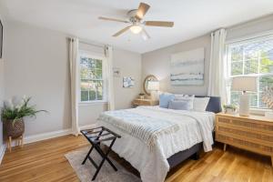 - une chambre avec un lit et un ventilateur de plafond dans l'établissement Firefly Hideaway near Riverwalk, à North Augusta