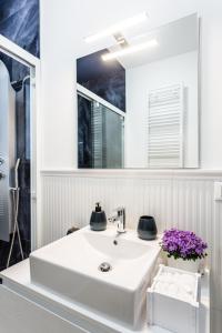 bagno con lavandino bianco e specchio di La Bella Vita - In Blu a Sottomarina