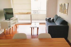 sala de estar con sofá y TV en 3 ambientes, 2 baños completos, Seguridad 24hs en Buenos Aires