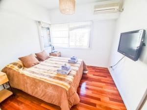 1 dormitorio con 1 cama y TV de pantalla plana en 3 ambientes, 2 baños completos, Seguridad 24hs en Buenos Aires