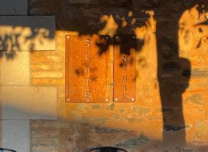 グラタヨプスにあるCal Campanaの煉瓦壁の看板