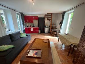 ein Wohnzimmer mit einem Sofa und einem Tisch in der Unterkunft la Belle Seine in Samois-sur-Seine