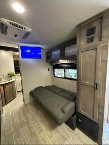 Habitación pequeña con cama en una cabaña en Petite Manufactured unit with Large Queen Bed - 2 Tvs, en Hollywood
