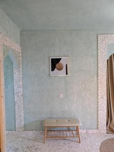 una habitación con un banco y una foto en una pared en Casa Do Carmo - Castle Views!, en Sintra