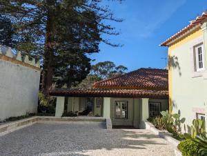 una casa con techo de baldosa y entrada en Casa Do Carmo - Castle Views!, en Sintra