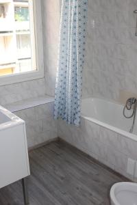 a bathroom with a tub and a toilet and a sink at Bienvenus à Thèse - Appartement Orange in Marseille