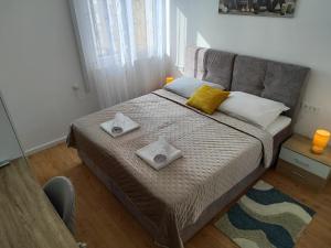 ein Schlafzimmer mit einem Bett mit zwei Handtüchern darauf in der Unterkunft APARTMENT MARINA VIEW in Zadar