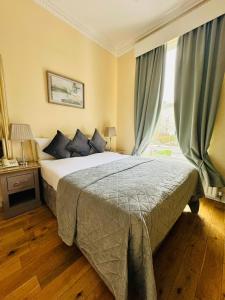 1 dormitorio con cama y ventana en Waterloo Lodge, en Dublín