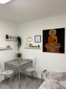 a dining room with a table and chairs at Neues schönes Studio, zentral & direkt an der Rems in Waiblingen