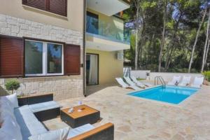 伊萬多拉克的住宿－Luxury Apartment Blue，后院带游泳池的房子