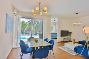 伊萬多拉克的住宿－Luxury Apartment Blue，客厅配有餐桌和蓝色椅子