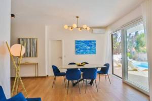 伊萬多拉克的住宿－Luxury Apartment Blue，一间带桌子和蓝色椅子的用餐室