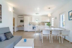 Fotografie z fotogalerie ubytování Villa Ameli v destinaci Milna